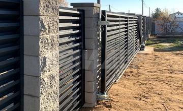 проветриваемый забор жалюзи с калиткой и откатными воротами