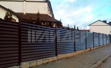 темный забор жалюзи для частного дома на участке под уклоном