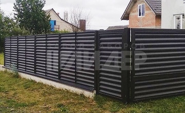 темный забор жалюзи с калиткой на угловом участке