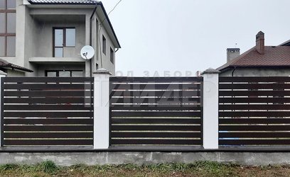 Забор из темных стальных реек с бетонными столбами СТ-129 - фото 3