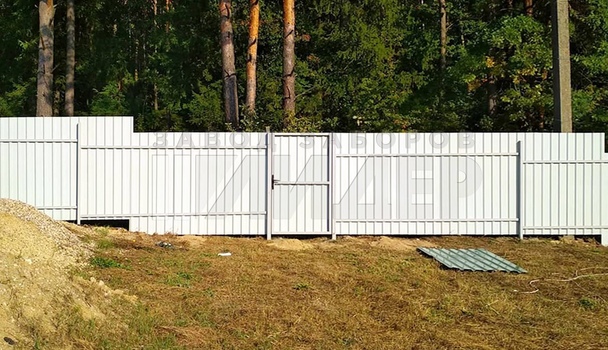 Забор из металлопрофиля на неровном участке ПН-120
