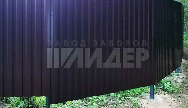 Угловой забор из профнастила бордового цвета ПН-137 - фото 2