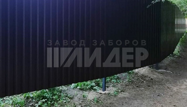 Угловой забор из профнастила бордового цвета ПН-137 - фото 3