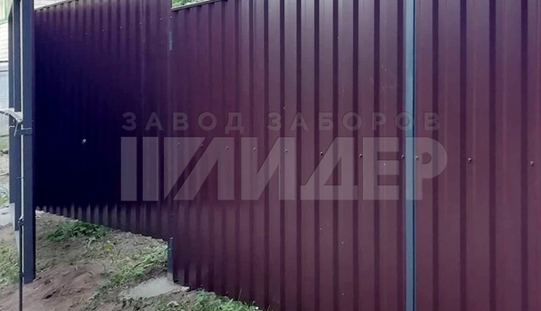 Угловой забор из профнастила бордового цвета ПН-137