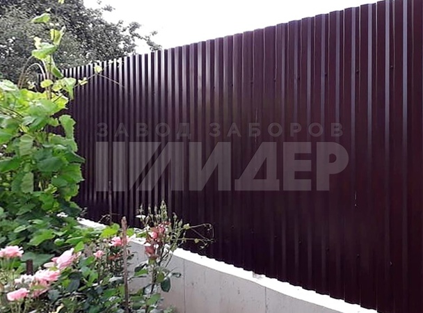 Забор из металлопрофильного листа на монолитном фундаменте ПН-157