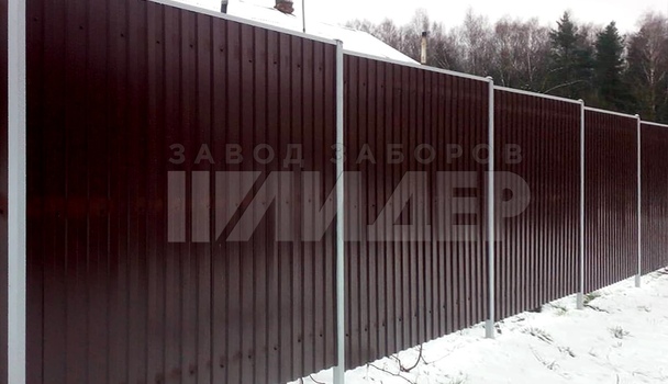 Вертикальный забор из секций на участке с уклоном ПН-160