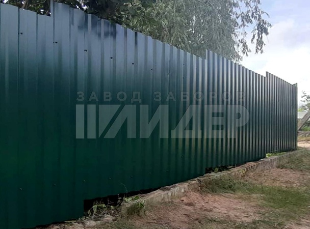 Заборное ограждение из профлиста зеленого цвета ПН-175