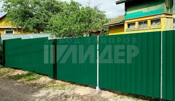 Забор с распашными воротами из зеленого профнастила ПН-207