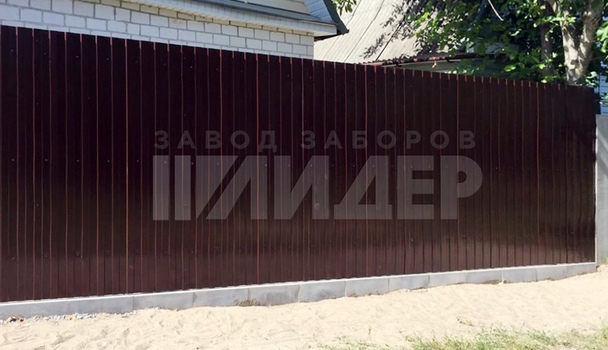 Забор из бордового профнастила с распашными воротами ПН-209