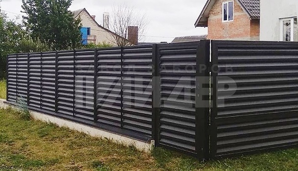 Заборное ограждение из жалюзи на ленточном фундаменте ЖЗ-151 - фото 2
