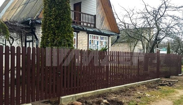 Невысокий забор из металлического штакетника на дачу ЕШ-143
