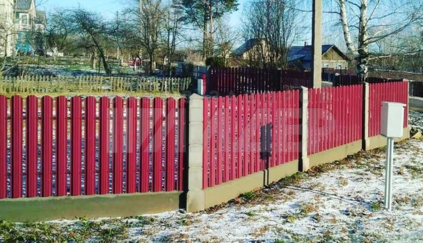 Ограждение из штакетника вокруг многоквартирного дома ЕШ-145