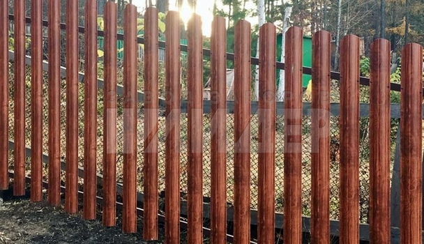 Секционный забор из евроштакетника в частном секторе ЕШ-165