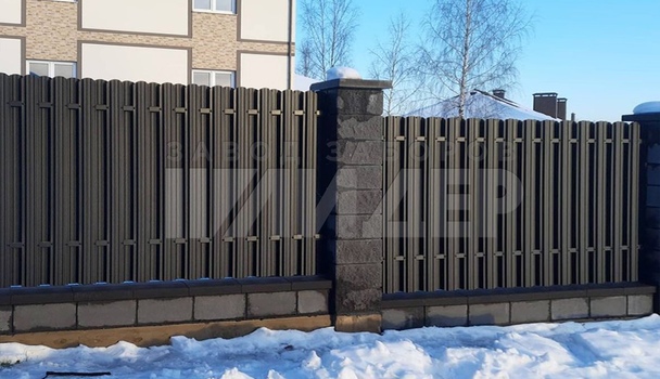 Забор из штакетника с с кирпичными колоннами ЕШ-205