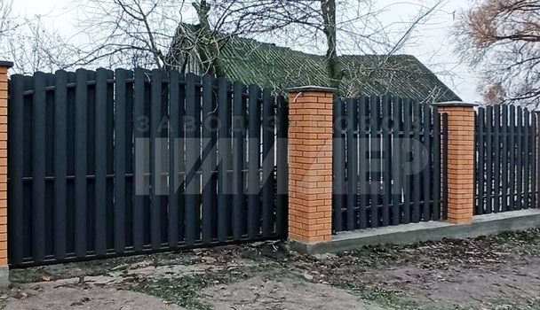 Забор из евроштакетника полукругом для дачи ЕШ-216