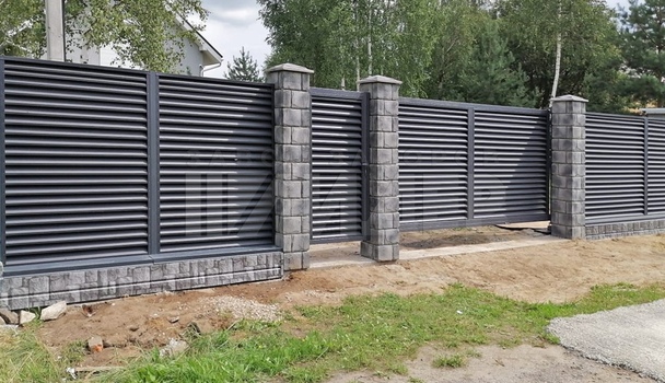 Темно-серый забор жалюзи на бетонном фундаменте ЖЗ-222 - фото 4