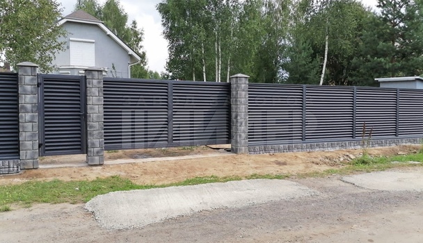 Темно-серый забор жалюзи на бетонном фундаменте ЖЗ-222 - фото 5