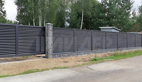 Темно-серый забор жалюзи на бетонном фундаменте ЖЗ-222 - фото 6