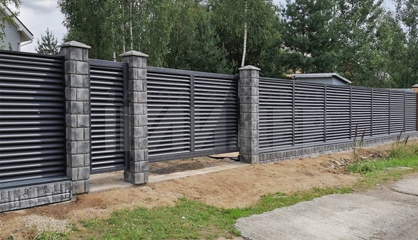 Темно-серый забор жалюзи на бетонном фундаменте ЖЗ-222